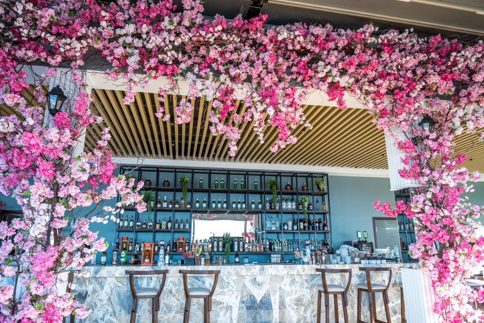 Riverside Garden Resort Karavas  外观 照片