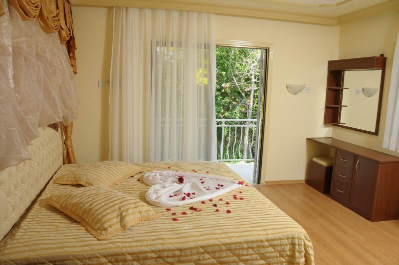 Riverside Garden Resort Karavas  外观 照片