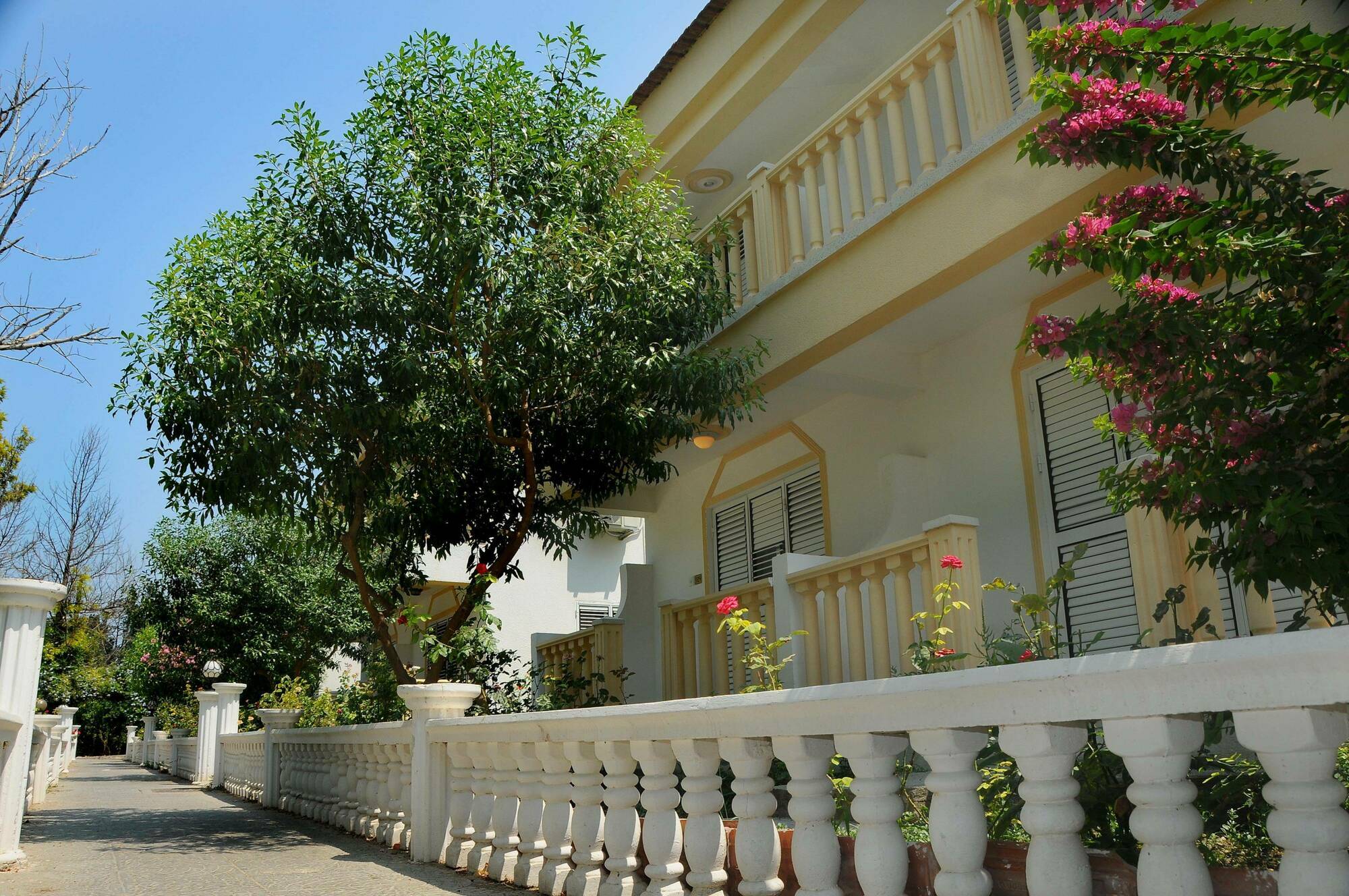 Riverside Garden Resort Karavas  外观 照片